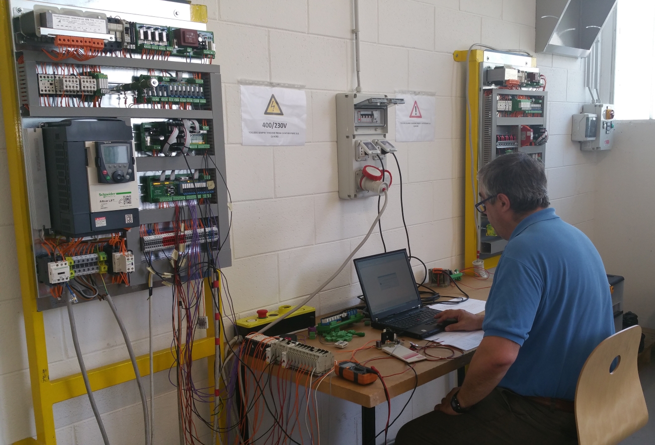 Giorgio in postazione con quadri 1