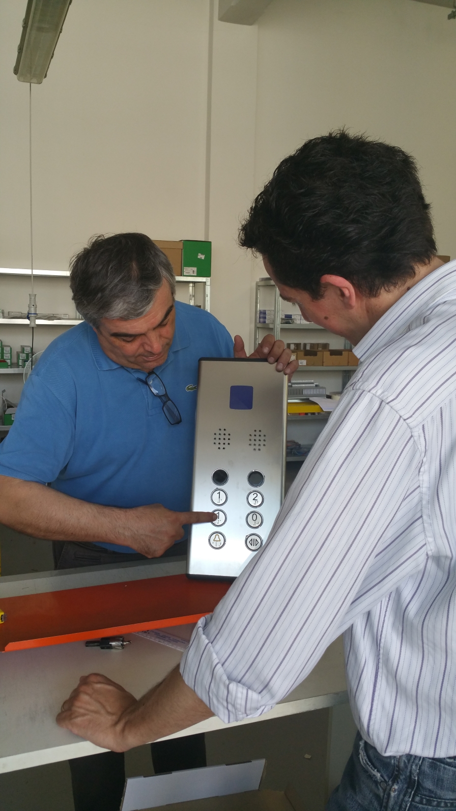 Giorgio mostra pulsantiera